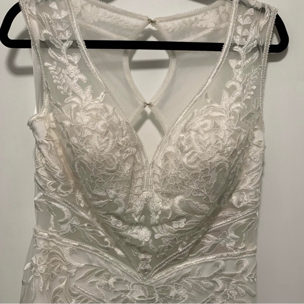 NEW Lace Wedding Gown with Peephole Back Sheer Train Size 12
